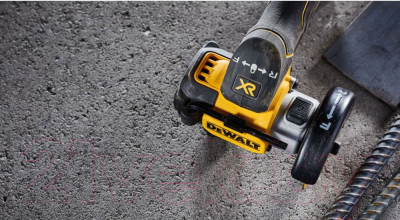 Профессиональная отрезная пила DeWalt DCS438N