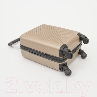 Чемодан на колесах Grott 340-619/3-18GLD