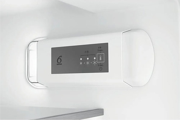 Встраиваемый холодильник Whirlpool WHC18 T132