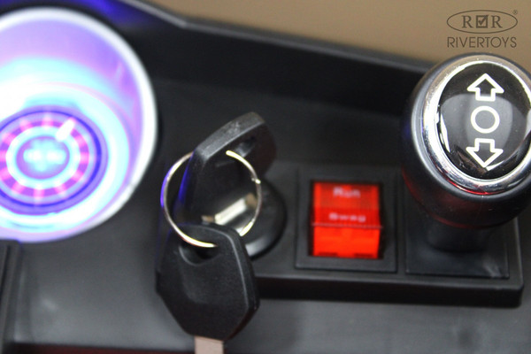 Детский автомобиль RiverToys X001XX