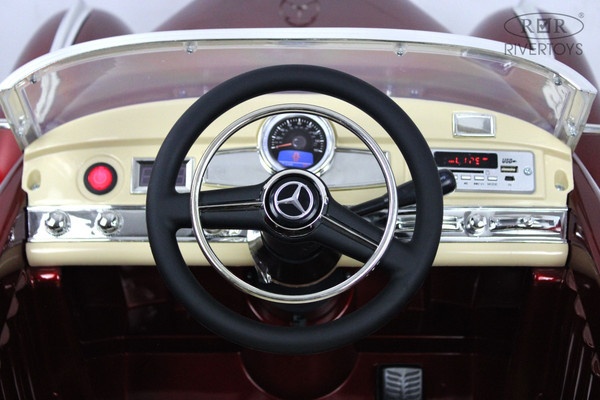 Детский автомобиль RiverToys Mercedes-Benz 300S