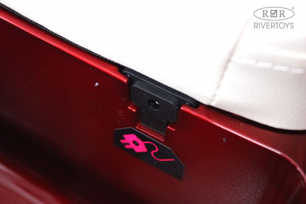 Детский автомобиль RiverToys Mercedes-Benz 300S