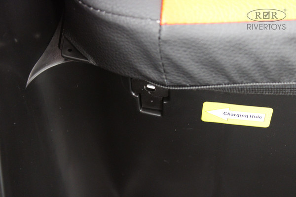 Детский автомобиль RiverToys L888LL