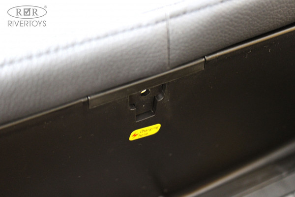 Детский автомобиль RiverToys K333AM