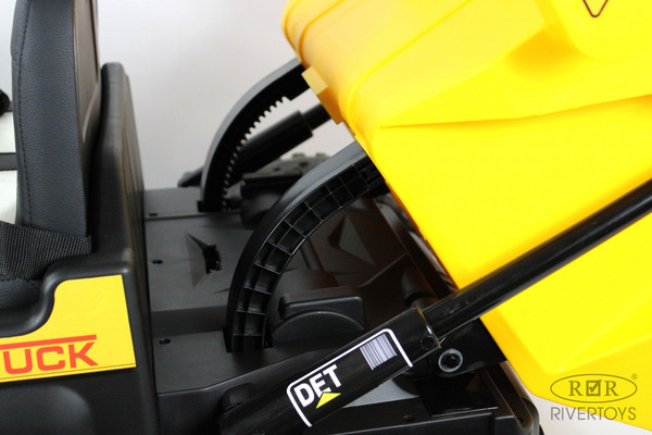 Детский автомобиль RiverToys K333AM