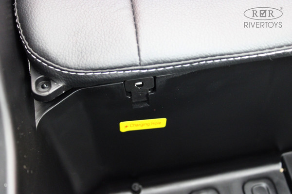 Детский автомобиль RiverToys М222БХ