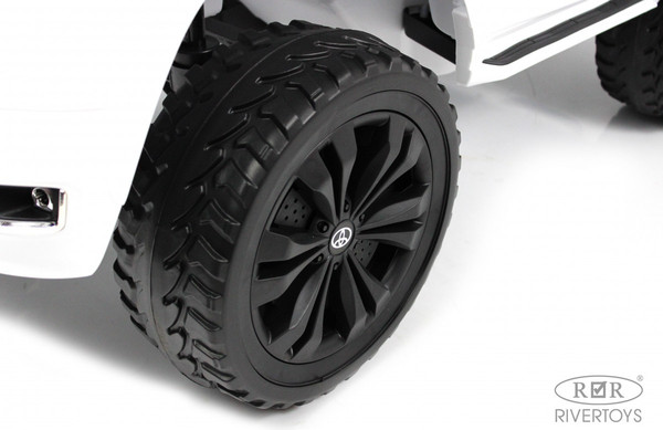 Детский автомобиль RiverToys Toyota Land Cruiser 300 / L999LL