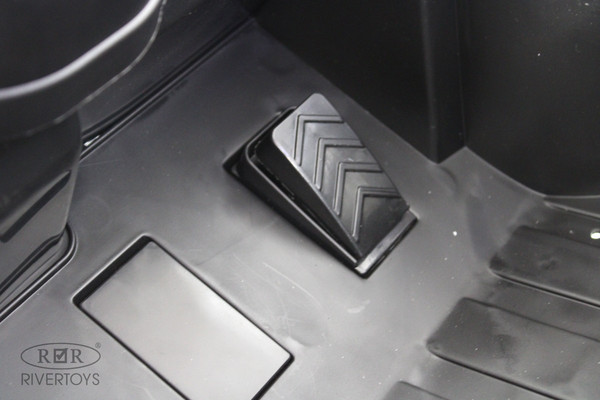 Детский автомобиль RiverToys X888XX