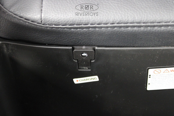 Детский автомобиль RiverToys X888XX