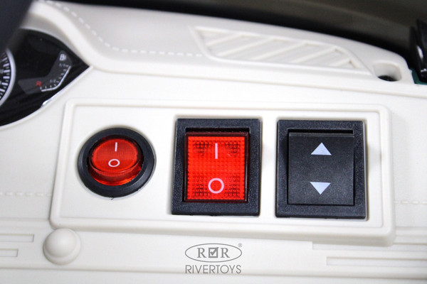 Детский автомобиль RiverToys C555MC