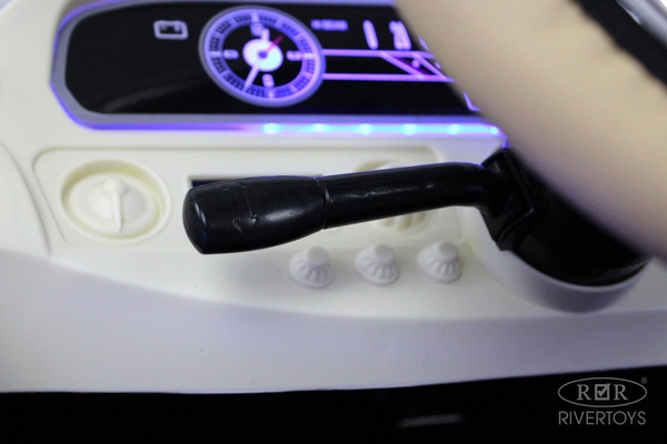 Детский автомобиль RiverToys Rolls-Royce E444EE