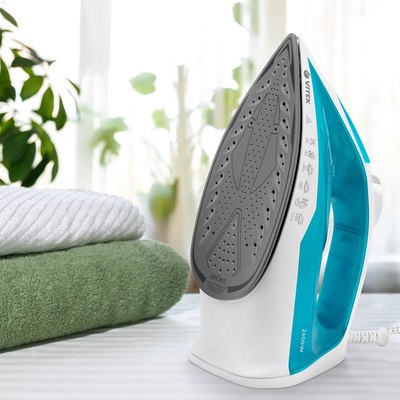 Утюг Vitek VT-8336 (белый/бирюзовый)