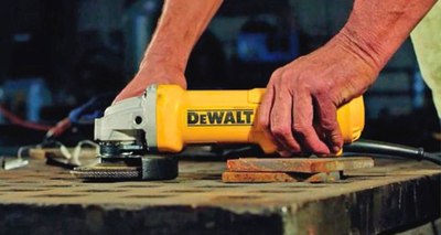 Профессиональная угловая шлифмашина DeWalt DWE4217-QS