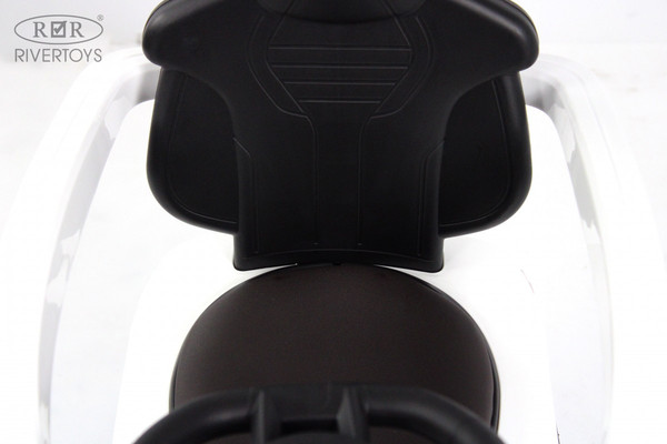 Каталка детская RiverToys Toyota Land Cruiser 300 / Z002ZZ-B