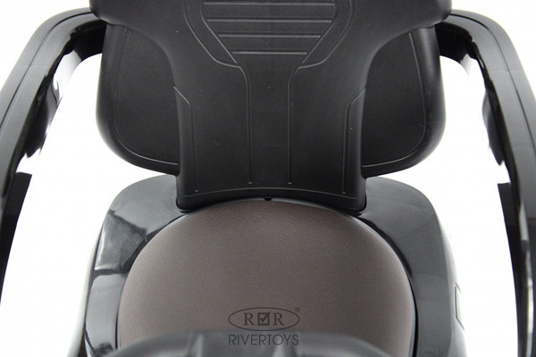 Каталка детская RiverToys Toyota Land Cruiser 300 / Z002ZZ-B