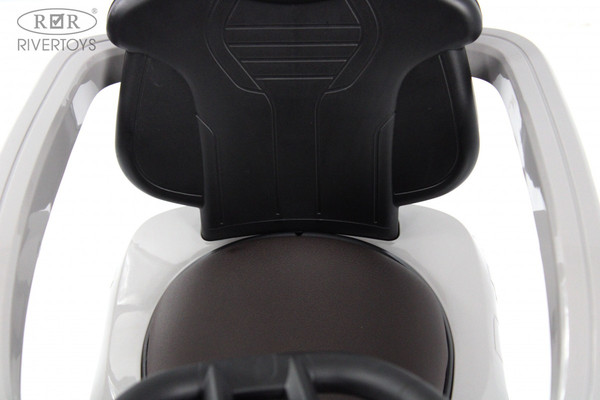 Каталка детская RiverToys Toyota Land Cruiser 300 / Z002ZZ-C