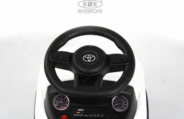 Каталка детская RiverToys Toyota Land Cruiser 300 / Z002ZZ-D