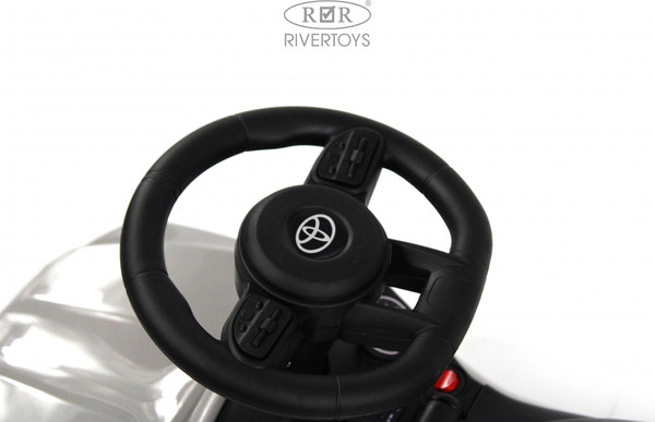 Каталка детская RiverToys Toyota Land Cruiser 300 / Z002ZZ-D