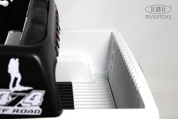 Детский автомобиль RiverToys G444GG