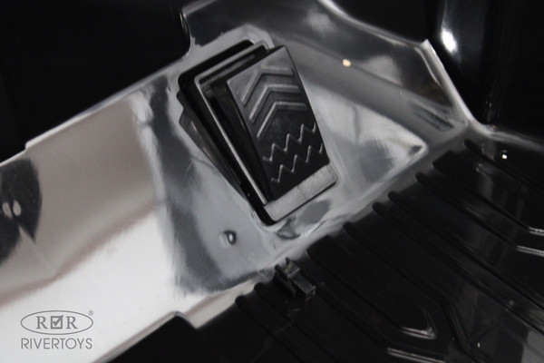 Детский автомобиль RiverToys G444GG