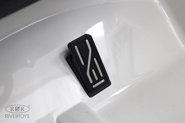 Детский автомобиль RiverToys Y999YY