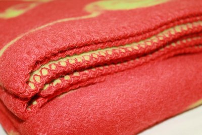 Одеяло для малышей Klippan Машинки алые 100x140