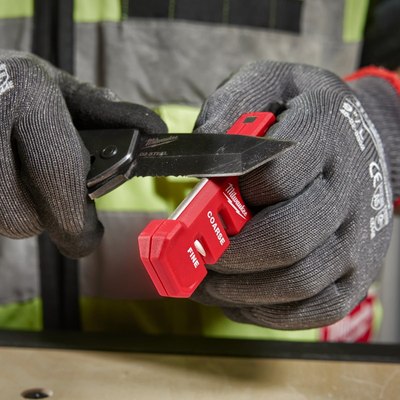 Ножеточка механическая Milwaukee Compact Knife Sharpener 4932478562