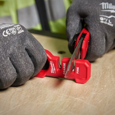 Ножеточка механическая Milwaukee Compact Knife Sharpener 4932478562
