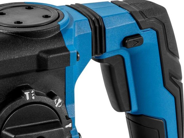 Профессиональный перфоратор Bull CBH 1826