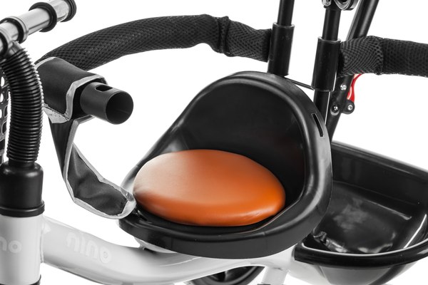 Трехколесный велосипед с ручкой NINO 818