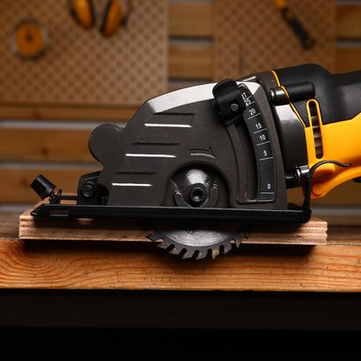 Дисковая пила Deko CS1050-D / 083-1103