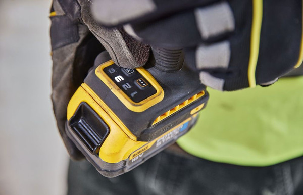 Профессиональный шуруповерт DeWalt DCF860N