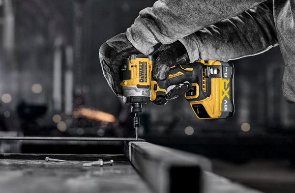 Профессиональный шуруповерт DeWalt DCF860N
