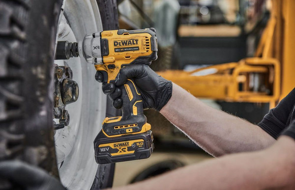 Профессиональный гайковерт DeWalt DCF892N