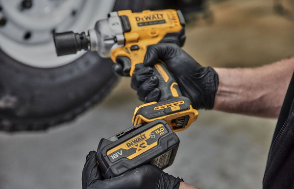 Профессиональный гайковерт DeWalt DCF892N