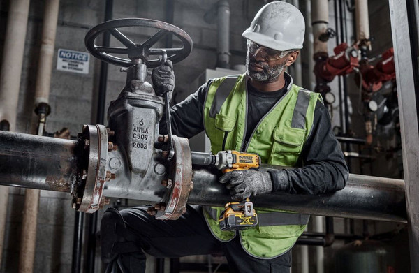 Профессиональный гайковерт DeWalt DCF892N