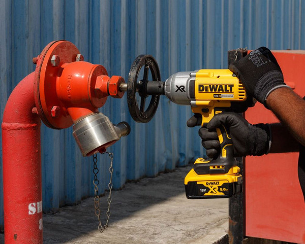 Профессиональный гайковерт DeWalt DCF899P1