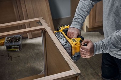 Профессиональная ленточная шлифмашина DeWalt DCW220NT