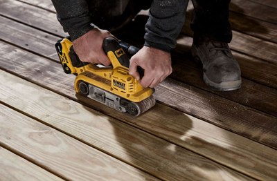Профессиональная ленточная шлифмашина DeWalt DCW220NT