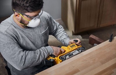 Профессиональная ленточная шлифмашина DeWalt DCW220NT