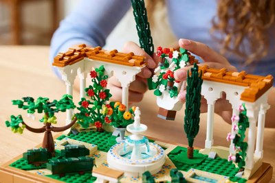 Конструктор Lego Icons Сад с фонтаном 10359