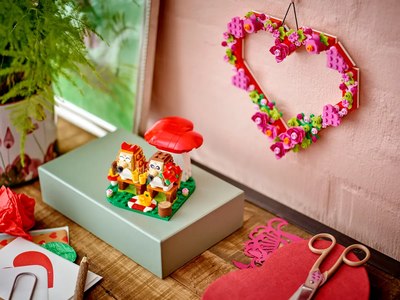 Конструктор Lego Icons Свидание ежиков на пикнике 40711