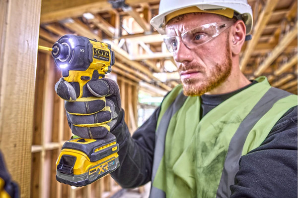 Профессиональный шуруповерт DeWalt DCF870N