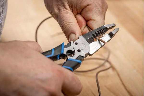 Плоскогубцы Hoegert HT1P241