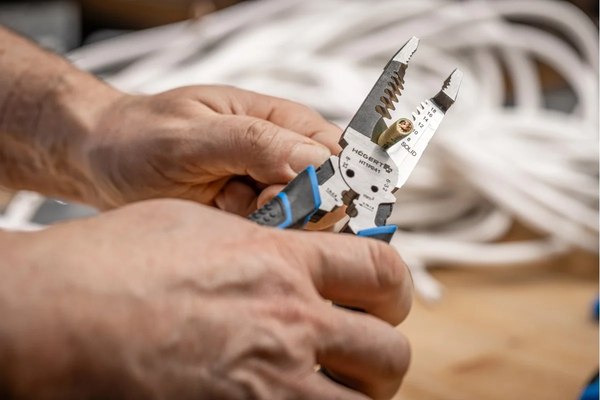 Плоскогубцы Hoegert HT1P241