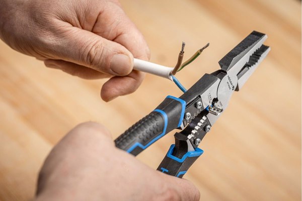 Плоскогубцы Hoegert HT1P242