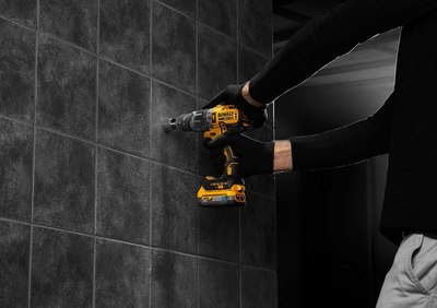 Профессиональная дрель-шуруповерт DeWalt DCD796P1