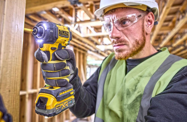 Профессиональный шуруповерт DeWalt DCF870NT