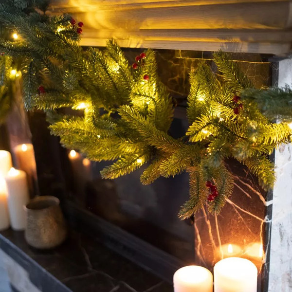 Гирлянда еловая Neon-Night Еловый шлейф с ягодами 307-113