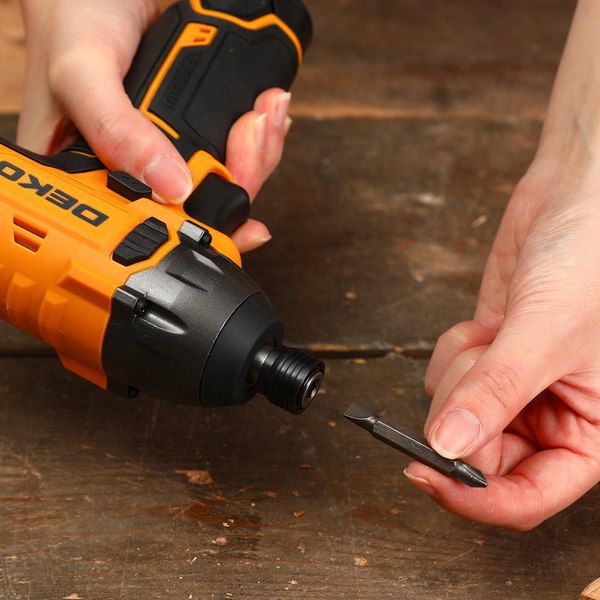 Аккумуляторный шуруповерт Deko DKIS12FU-Li / 085-1110